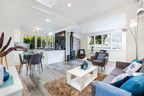 Photo of property in 1 Luckens Road, West Harbour, Auckland, 0618