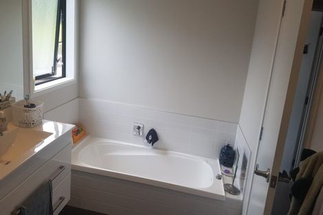 Photo of property in 28 Wautaiti Drive, Riverhead, 0820