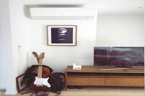 Photo of property in 5b Salmont Place, Kelburn, Wellington, 6012