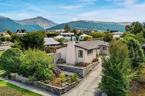 Photo of property in 31 Cedar Drive, Kelvin Heights, Queenstown, 9300