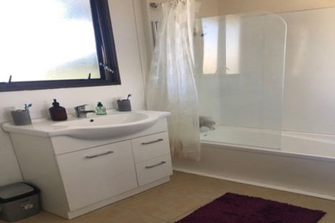 Photo of property in 2/5 Compass Place, Te Atatu Peninsula, Auckland, 0610