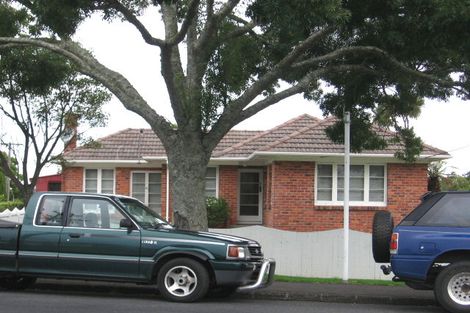 Photo of property in 31 Buscomb Avenue, Henderson, Auckland, 0610