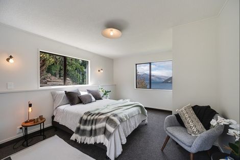 Photo of property in 67 Wynyard Crescent, Fernhill, Queenstown, 9300