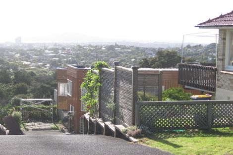 Photo of property in 2/177 Glenfield Road, Hillcrest, Auckland, 0627