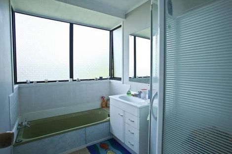 Photo of property in 2/17 Raeben Avenue, Hillcrest, Auckland, 0627