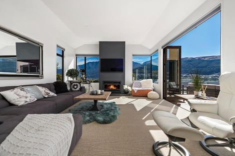 Photo of property in 17 Milward Place, Kelvin Heights, Queenstown, 9300