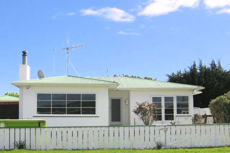 Photo of property in 2 Taylor Street, Foxton Beach, Foxton, 4815