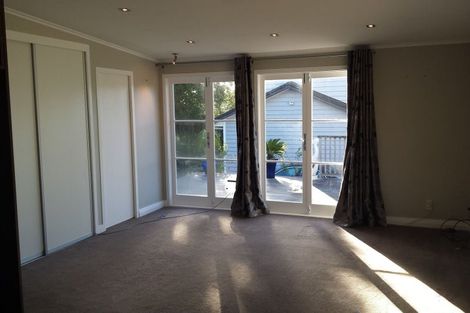 Photo of property in 5a Queen Mary Avenue, New Lynn, Auckland, 0600