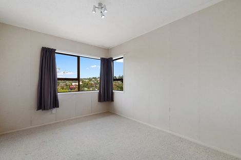 Photo of property in 33 John Downs Drive, Browns Bay, Auckland, 0630