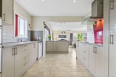 Photo of property in 1/345a Wairau Road, Totara Vale, Auckland, 0629