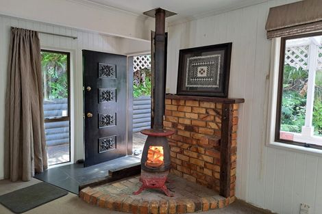 Photo of property in 27 Cascade Avenue, Waiatarua, Auckland, 0604