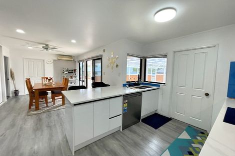 Photo of property in 5 Avonleigh Road, Green Bay, Auckland, 0604