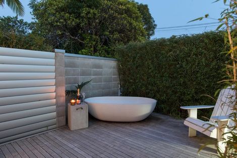 Photo of property in 32 Harbour View Road, Point Chevalier, Auckland, 1022