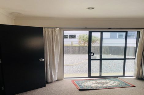 Photo of property in 39 Dress Circle, Newlands, Wellington, 6037