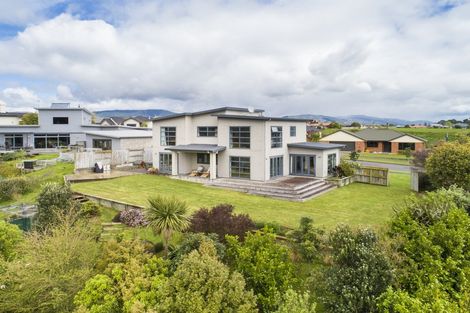 Photo of property in 76 Cashmere Drive, Fitzherbert, Palmerston North, 4410