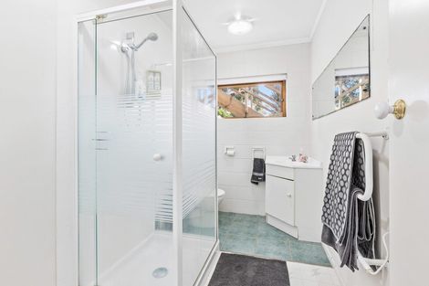 Photo of property in 1/2 Rothesay Bay Road, Rothesay Bay, Auckland, 0630