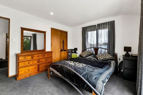 Photo of property in 8 Taylor Place, Merrilands, New Plymouth, 4312