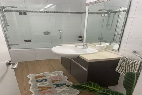 Photo of property in 12 Viridian Lane, Greenhithe, Auckland, 0632