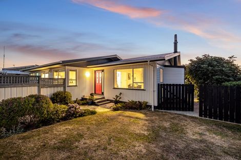 Photo of property in 131 Gloaming Hill, Titahi Bay, Porirua, 5022