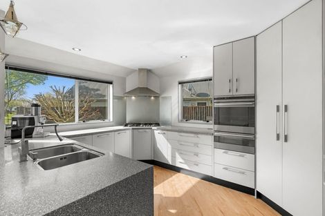 Photo of property in 31 Brockhall Lane, Avonhead, Christchurch, 8042