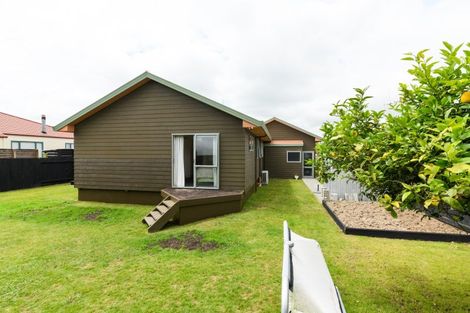 Photo of property in 42 Dalfield Place, Highbury, Palmerston North, 4412