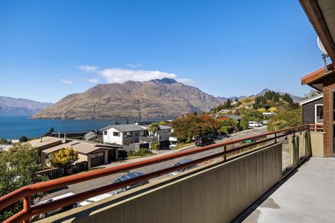 Photo of property in 48 Wynyard Crescent, Fernhill, Queenstown, 9300