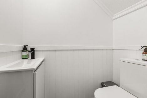 Photo of property in 46 Seaview Road, Marfell, New Plymouth, 4310