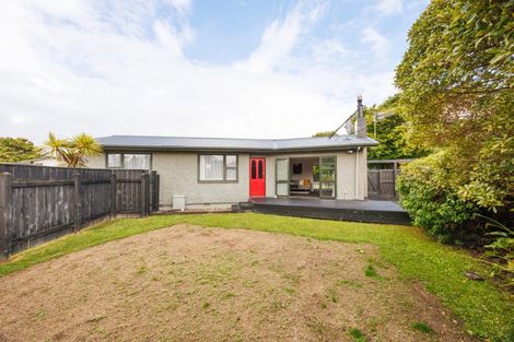 Photo of property in 2 Pukatea Place, Milson, Palmerston North, 4414