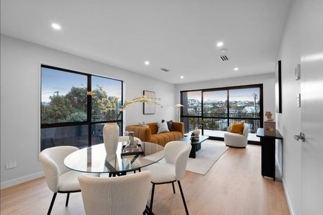 Photo of property in 2/32 Beulah Avenue, Rothesay Bay, Auckland, 0630