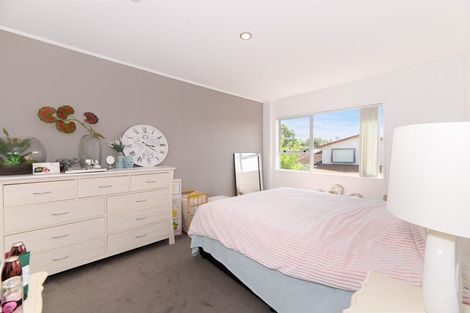 Photo of property in 2/401 East Coast Road, Mairangi Bay, Auckland, 0630