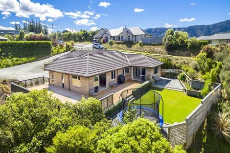 Photo of property in 1 Mckenzie Way, Timberlea, Upper Hutt, 5018