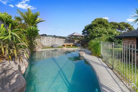 Photo of property in 18 Rosetti Rise, West Harbour, Auckland, 0618