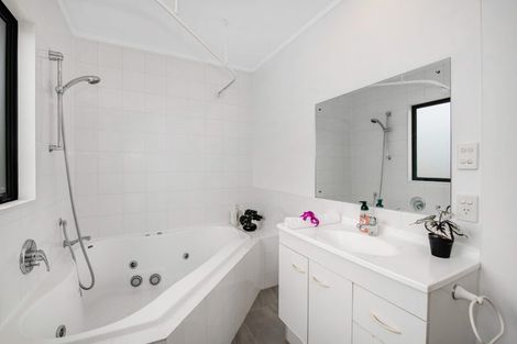 Photo of property in 2/9 Mossop Rise, Glenfield, Auckland, 0629