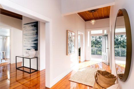 Photo of property in 15 Lawrence Road, Hospital Hill, Napier, 4110