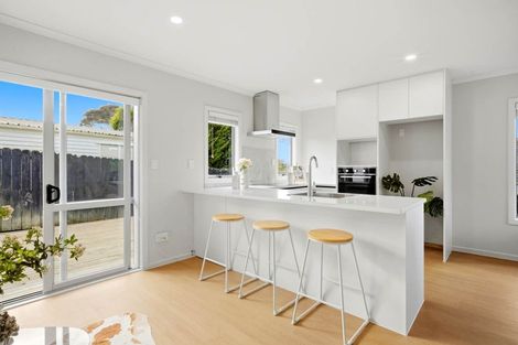 Photo of property in 12 Quincey Place, Massey, Auckland, 0614