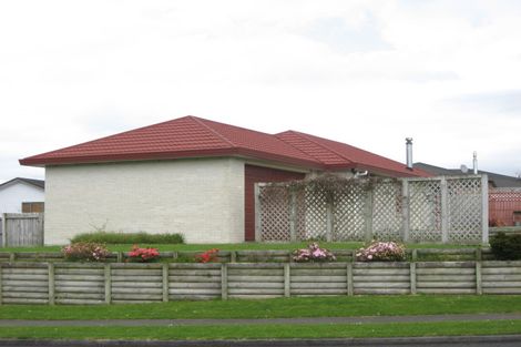 Photo of property in 28 Poplar Grove, Whalers Gate, New Plymouth, 4310