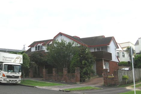 Photo of property in 2 Lewis Street, Blockhouse Bay, Auckland, 0600