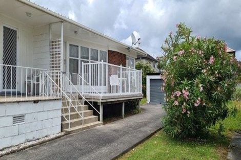 Photo of property in 2/124 Te Atatu Road, Te Atatu South, Auckland, 0610
