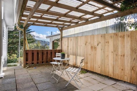 Photo of property in 11 Lomond Street, Newlands, Wellington, 6037