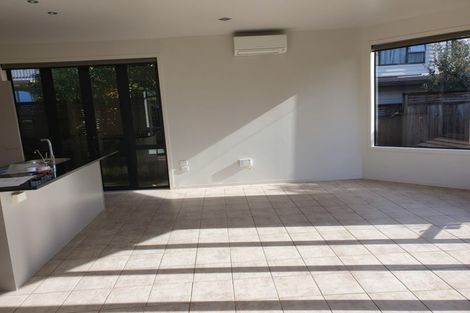 Photo of property in 27c Tamaki Bay Drive, Pakuranga, Auckland, 2010