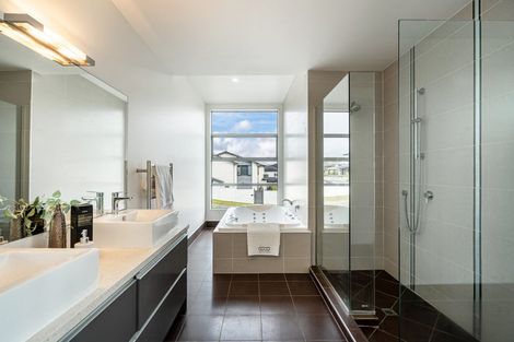 Photo of property in 90 Medallion Drive, Oteha, Auckland, 0632