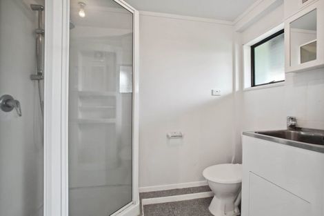 Photo of property in 16 Leaming Place, Clarks Beach, 2122