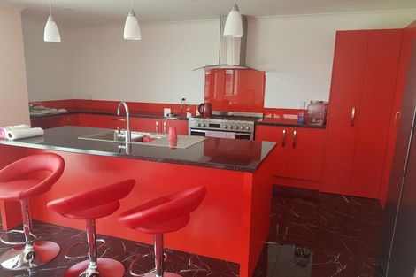 Photo of property in 5 Cyprus Place, Fitzherbert, Palmerston North, 4410