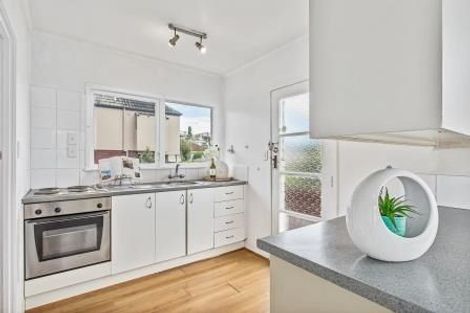 Photo of property in 2/13 Wykeham Place, Glenfield, Auckland, 0629