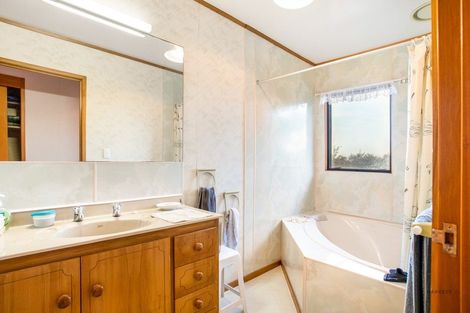 Photo of property in 1010 Scenic Drive North, Swanson, Auckland, 0816