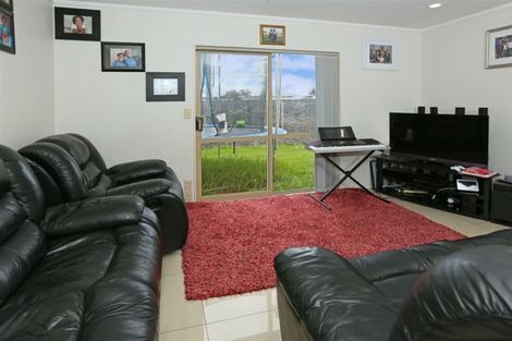 Photo of property in 11 Lockington Avenue, Henderson, Auckland, 0612