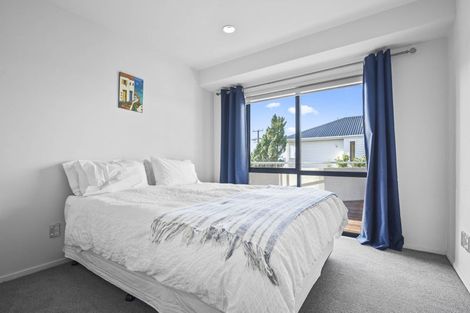 Photo of property in 1/66 Browns Bay Road, Rothesay Bay, Auckland, 0630