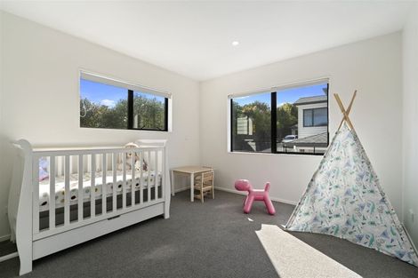 Photo of property in 7a Halcombe Place, Green Bay, Auckland, 0604