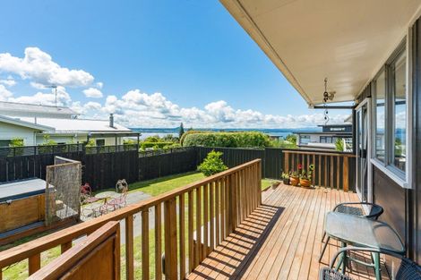 Photo of property in 11 Besley Place, Acacia Bay, Taupo, 3330