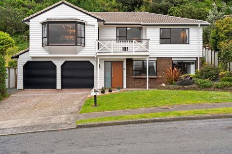 Photo of property in 16 Ordley Grove, Tawa, Wellington, 5028